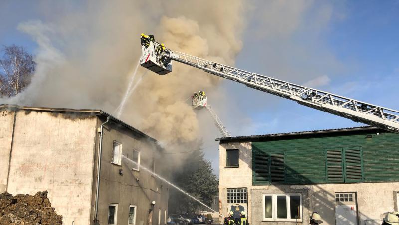 Feuerwehrleute löschen das brennende Haus in Arnsberg. Feuerwehrleute löschen das brennende Haus in Arnsberg.
