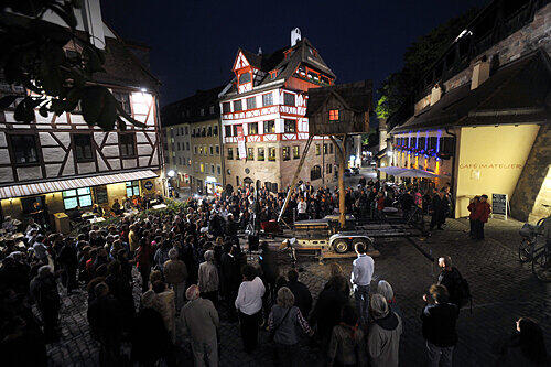 Karl Mays Performance &bdquo;Dürer Ahoi!&ldquo; findet regen Zuspruch. Der Künstler startet mit seinem mobilen Baumhaus &ndash; hier vor dem Albrecht-Dürer-Haus &ndash; eine Reise in die Welt.