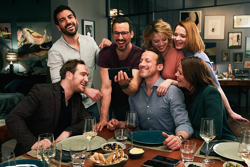 Das Lachen wird ihnen bald vergehen, von links: Simon (Frederick Lau), Leo (Elyas M'Barek), Pepe (Florian David Fitz), Rocco (Wotan Wilke Möhring), Bianca (Jella Haase), Carlotta (Karoline Herfurth) und Eva (Jessica Schwarz) treffen sich auf ein Abendessen und lassen sich auf ein verhängnisvolles Spiel ein. Das Lachen wird ihnen bald vergehen, von links: Simon (Frederick Lau), Leo (Elyas M'Barek), Pepe (Florian David Fitz), Rocco (Wotan Wilke Möhring), Bianca (Jella Haase), Carlotta (Karoline Herfurth) und Eva (Jessica Schwarz) treffen sich auf ein Abendessen und lassen sich auf ein verhängnisvolles Spiel ein.