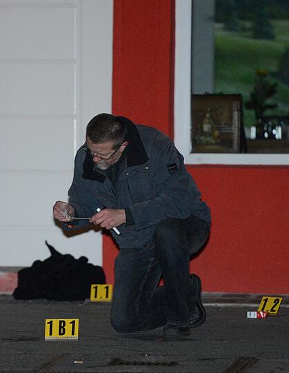 Zwei andere Männer wurden lebensgefährlich verletzt. Die Polizei fahndet nach dem Todesschützen, der zu Fuß flüchtete.