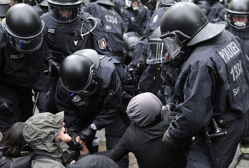 Brennende Straßenblockaden und aggressive Demonstranten: Bei einer Kundgebung von Rechtsextremisten zum "Tag der Deutschen Zukunft" kam es am Samstag in Hamburg zu schweren Ausschreitungen. Trotz eines Großaufgebots der Polizei mit mehreren tausend Beamten aus mehreren Bundesländern konnte sie Rechte und linke Gegendemonstranten nicht immer auseinanderhalten. Mehrere tausend Menschen und ein breites Bündnis aus Parteien, Gewerkschaften, Vereinen, Kirchen und anderen gesellschaftlichen Organisationen hatten sich gegen die rechte Kundgebung formiert.