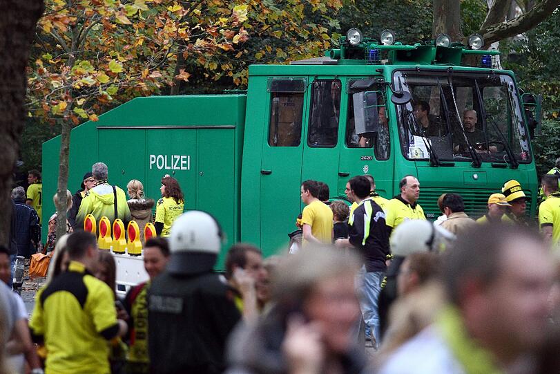 &bdquo;Dortmunder und Schalker Gewalttäter haben unser Sicherheitskonzept bewusst unterlaufen, um die gewalttätigen Auseinandersetzungen mit Unbeteiligten und dem Gegner zu suchen&ldquo;