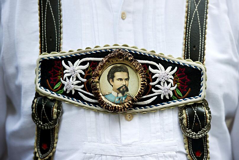 Vor 128 Jahren ertrank Ludwig II. im Starnberger See. Am Samstag kamen hunderte "Königstreue" nach Berg um seiner zu gedenken. Die Bilder!