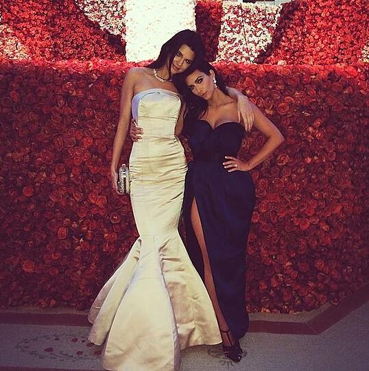 Kendall Jenner mit ihrer Halbschwester Kim Kardashian