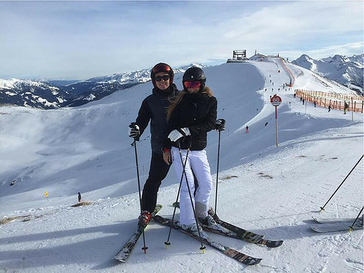 Mario Götze und Ann-Kathrin Brömmel haben Spaß im Skiurlaub