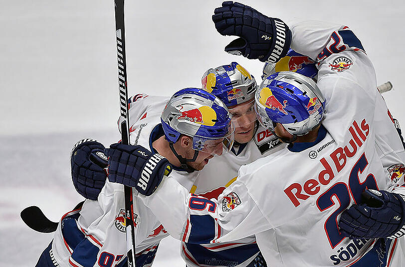 Der EHC Red Bull München feiert den Derby-Sieg über die Augsburger Panther.