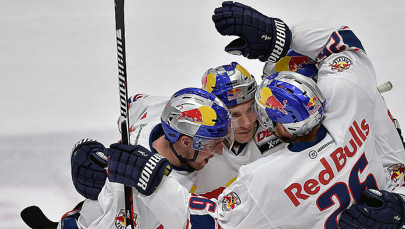 Der EHC Red Bull München feiert den Derby-Sieg über die Augsburger Panther. Der EHC Red Bull München feiert den Derby-Sieg über die Augsburger Panther.