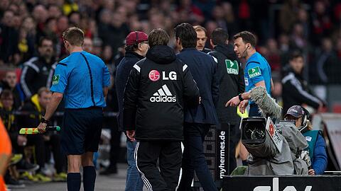 Roger Schmidt legte sich mehrmals mit dem Vierten Offiziellen an. Auf die Tribüne wollte er sich deswegen von Schiedsrichter Zwayer nicht verbannen lassen.