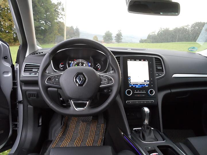 Die Bedienung des 8,7 Zoll großen Touchscreens sollten Renault-Neulinge erst einmal im Stand üben.