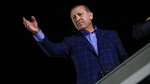Der türkische Staatschef Recep Tayyip Erdogan winkt am Tag des Referendums in Istanbul seinen Anhängern zu.