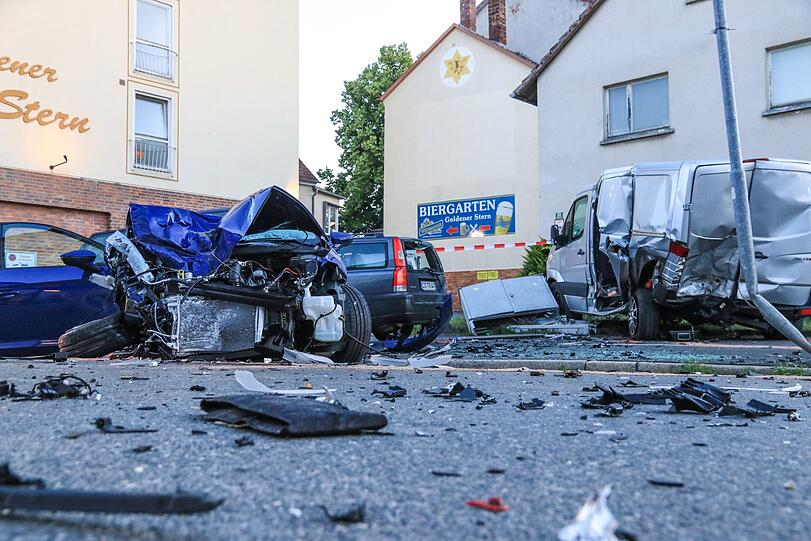 Spektakuläre Szenen im Landkreis Coburg: Ein 19-Jähriger will sich einer Polizeikontrolle entziehen und hinterlässt eine Spur der Verwüstung - die Bilder vom Einsatz.