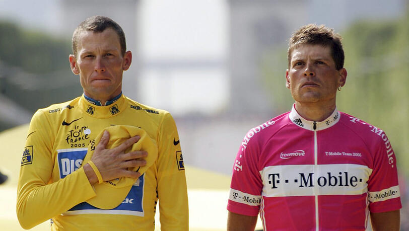 Sommer 2005: Lance Armstrong (l.) und Jan Ullrich bei der Siegerehrung der Tour de France in Paris.