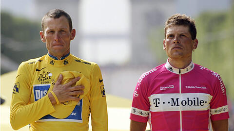 Sommer 2005: Lance Armstrong (l.) und Jan Ullrich bei der Siegerehrung der Tour de France in Paris.