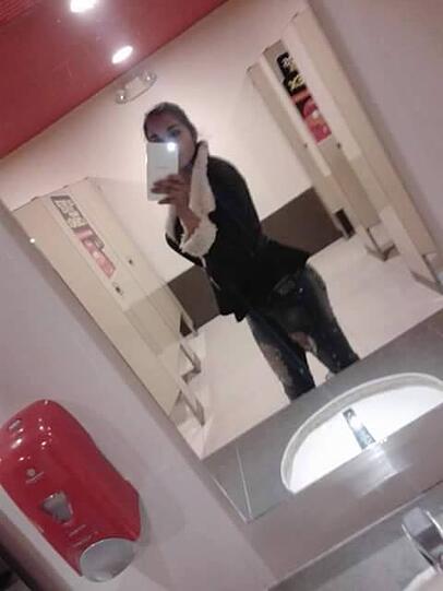 Mit einem Nackt-Foto im Dienst hat sich die mexikanische Polizistin Nidia Garcia Ärger eingebrockt. Ihre Facebook-Seite und zahlreiche Fans-Seiten zeigen: Die Mexikanerin macht gerne sexy Bilder.