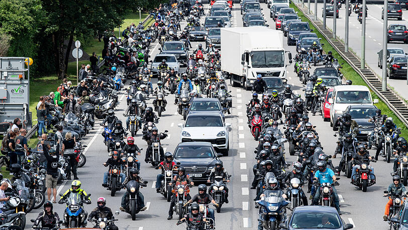 Hunderte Motorradler waren auf dem Mittleren Ring unterwegs.