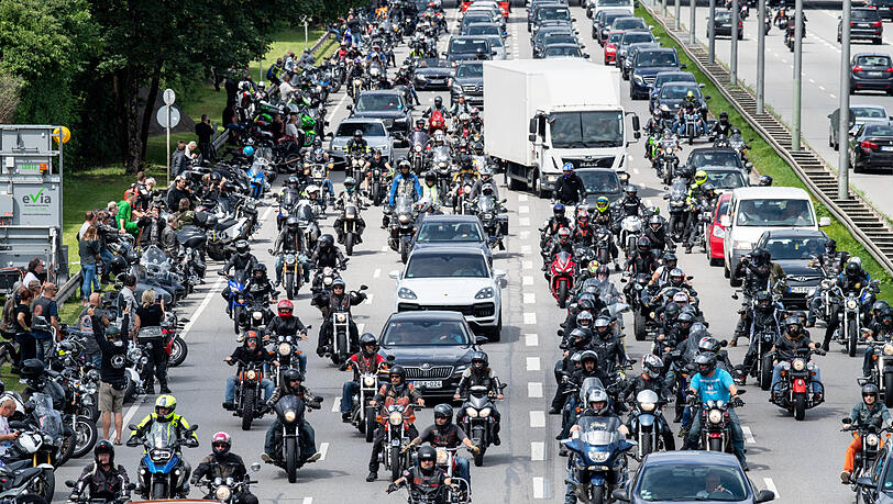 Hunderte Motorradler waren auf dem Mittleren Ring unterwegs. Hunderte Motorradler waren auf dem Mittleren Ring unterwegs.