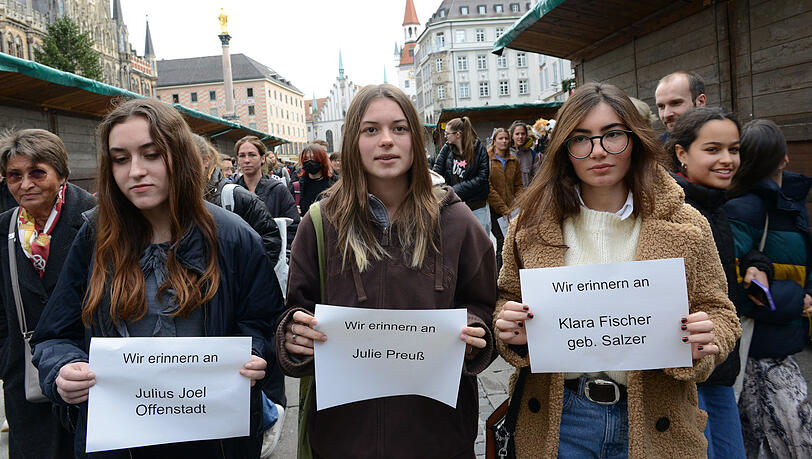 Auch junge Menschen beteiligen sich am Gedenkmarsch durch die Innenstadt.