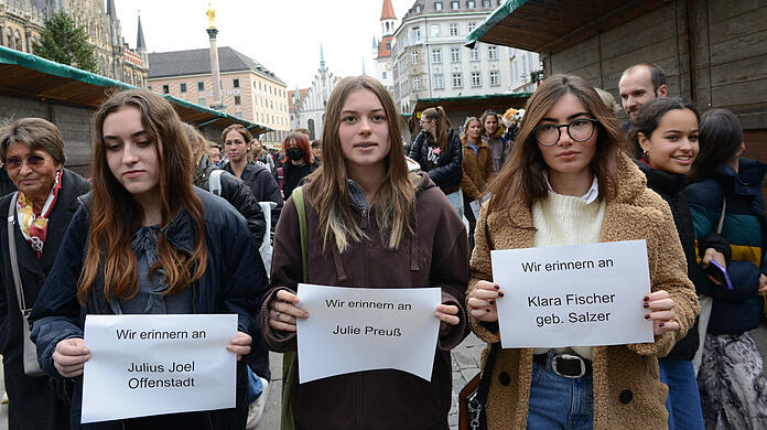 Auch junge Menschen beteiligen sich am Gedenkmarsch durch die Innenstadt.