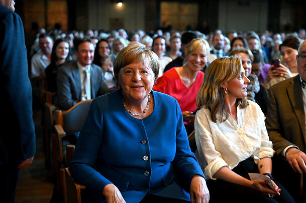 Angela Merkel ist gut gelaunt am Abend ihrer Lesung an der LMU in München. Angela Merkel ist gut gelaunt am Abend ihrer Lesung an der LMU in München.