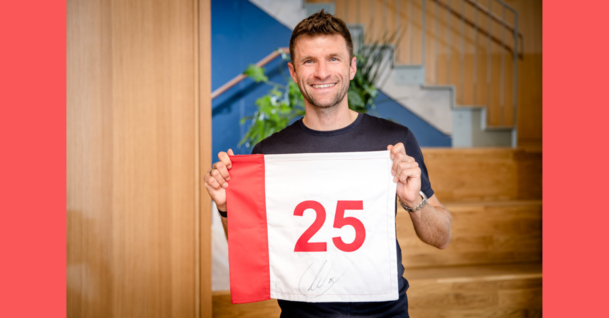 Eine handsignierte Eckfahne vom letzten Müller-Heimspiel in der Allianz Arena vom 10. Mai 2025. Eine handsignierte Eckfahne vom letzten Müller-Heimspiel in der Allianz Arena vom 10. Mai 2025.