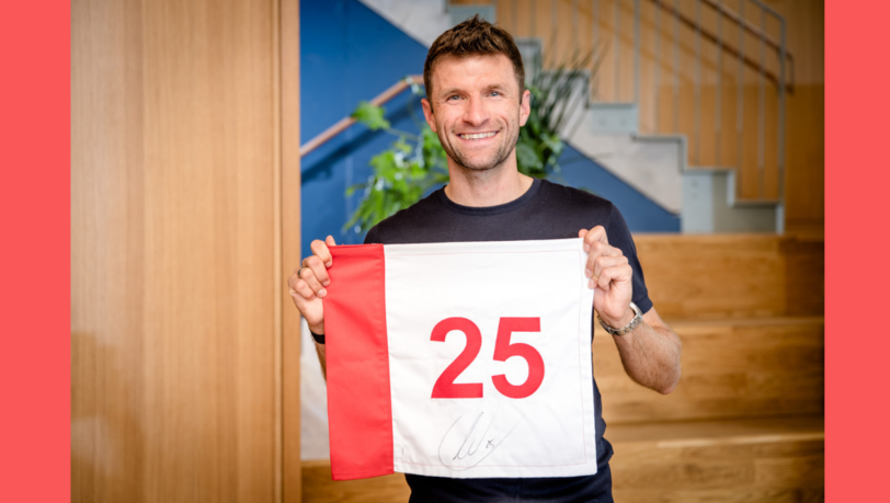 Eine handsignierte Eckfahne vom letzten Müller-Heimspiel in der Allianz Arena vom 10. Mai 2025. Eine handsignierte Eckfahne vom letzten Müller-Heimspiel in der Allianz Arena vom 10. Mai 2025.