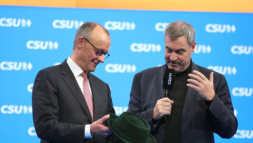 Beim letzten CSU-Parteitag bekam Merz einen Trachtenhut. Was bekommt er diesmal - außer Druck in der P-Frage? Beim letzten CSU-Parteitag bekam Merz einen Trachtenhut. Was bekommt er diesmal - außer Druck in der P-Frage?