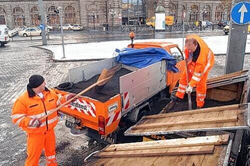 Endstation Müllkippe: 400 SÖR-Mitarbeiter räumen nun die 7000 Tonnen Splitt weg, die sich im Laufe des Winters angesammelt haben.