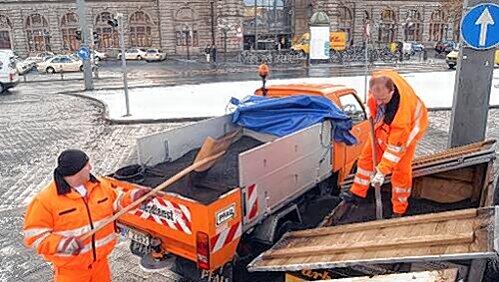 Endstation Müllkippe: 400 SÖR-Mitarbeiter räumen nun die 7000 Tonnen Splitt weg, die sich im Laufe des Winters angesammelt haben. Endstation Müllkippe: 400 SÖR-Mitarbeiter räumen nun die 7000 Tonnen Splitt weg, die sich im Laufe des Winters angesammelt haben.