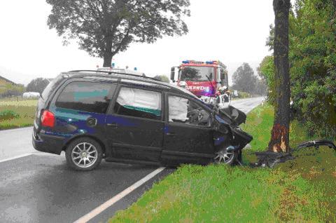 Bei Taufkirchen: Mann verliert die Kontrolle über sein Auto und rast gegen einen Baum
