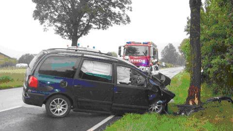 Bei Taufkirchen: Mann verliert die Kontrolle über sein Auto und rast gegen einen Baum Bei Taufkirchen: Mann verliert die Kontrolle über sein Auto und rast gegen einen Baum