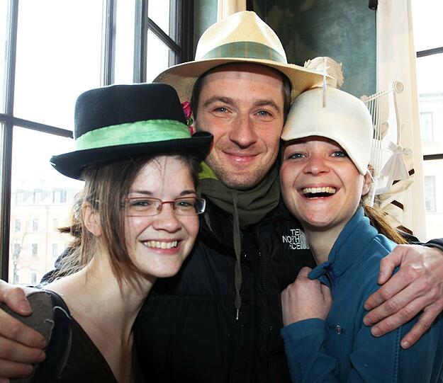 (v.l.) Veronika, 27, Florian, 33 und Heidi, 31, (Schauspieler): "Wir gehören zum Freisinger Theater INTEAM und bereiten uns für die Premiere im April von Dürrenmatts "Der Meteor" vor. Kostüme fehlen uns noch und deshalb stöbern wir hier herum und haben schon die richtigen Hüte gefunden".