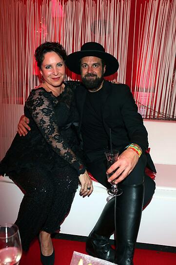 Schauspielerin Katerina Jacob und ein bärtiger Holger Petermann auf der Charity-Gala "Mon Chéri Barbara-Tag" im Schloss Nymphenburg.