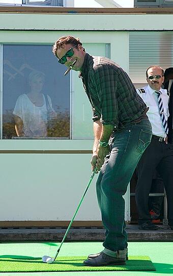 Bereits beim Golf konnte Schauspieler Stephan Luca die erste Zigarre genießen.
