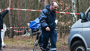 Mitarbeiter der Gerichtsmedizin bringen in einem Waldstück an der Bärenlauchstraße eine Leiche zu ihrem Fahrzeug. Mitarbeiter der Gerichtsmedizin bringen in einem Waldstück an der Bärenlauchstraße eine Leiche zu ihrem Fahrzeug.