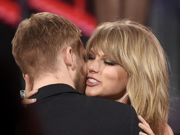 Taylor Swift umarmt Calvin Harris bei den Billboard Music Awards