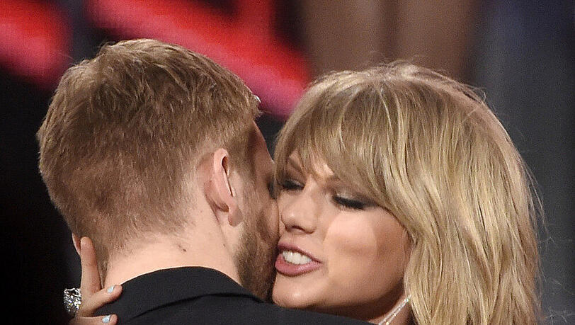 Taylor Swift umarmt Calvin Harris bei den Billboard Music Awards Taylor Swift umarmt Calvin Harris bei den Billboard Music Awards