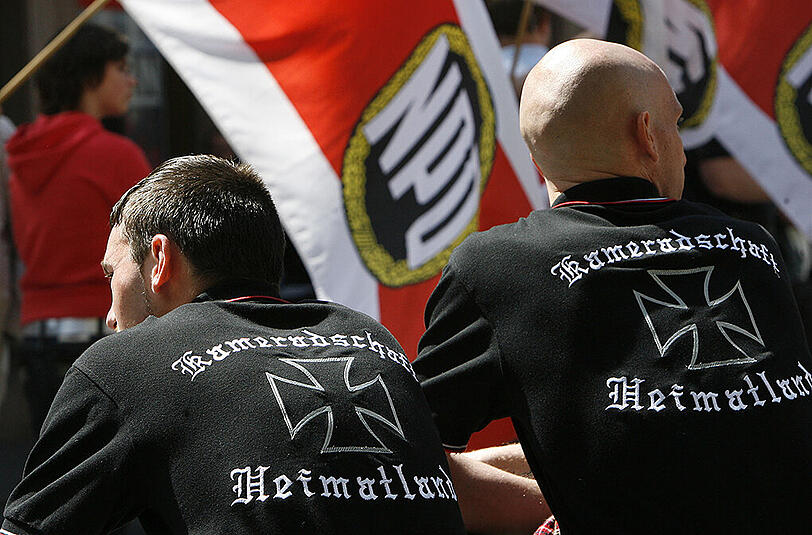 Zwei Rechtsextreme bei einem NPD-Aufmarsch in Nürnberg (Symbolbild)
