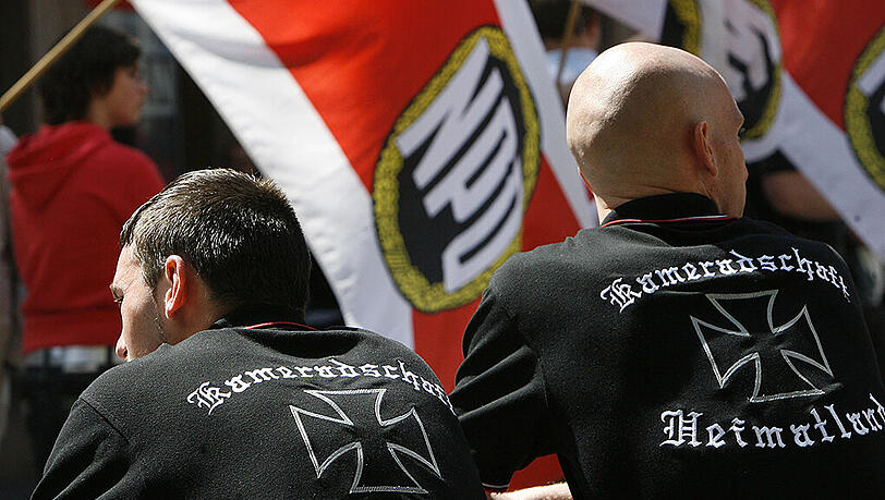 Zwei Rechtsextreme bei einem NPD-Aufmarsch in Nürnberg (Symbolbild) Zwei Rechtsextreme bei einem NPD-Aufmarsch in Nürnberg (Symbolbild)