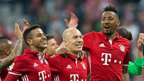 Thiago, Arjen Robben und Jerome Boateng (von links) wollen auch am Mittwoch was zu lachen haben.