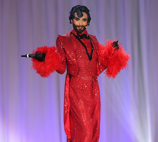Die ESC-Gewinnerin Conchita Wurst mit neuer Frisur und Nasenpiercing.