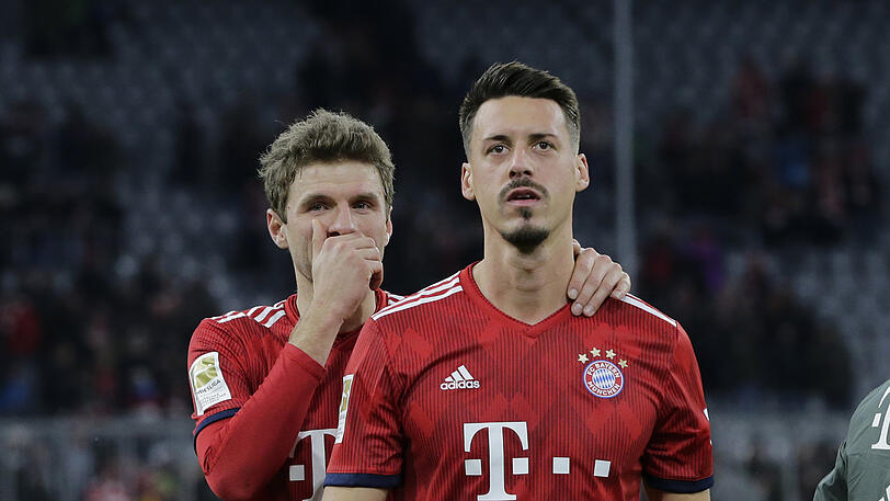 Spricht seinen ehemaligen Mitspielern Mut zu: Sandro Wagner (re.), hier mit Thomas Müller.