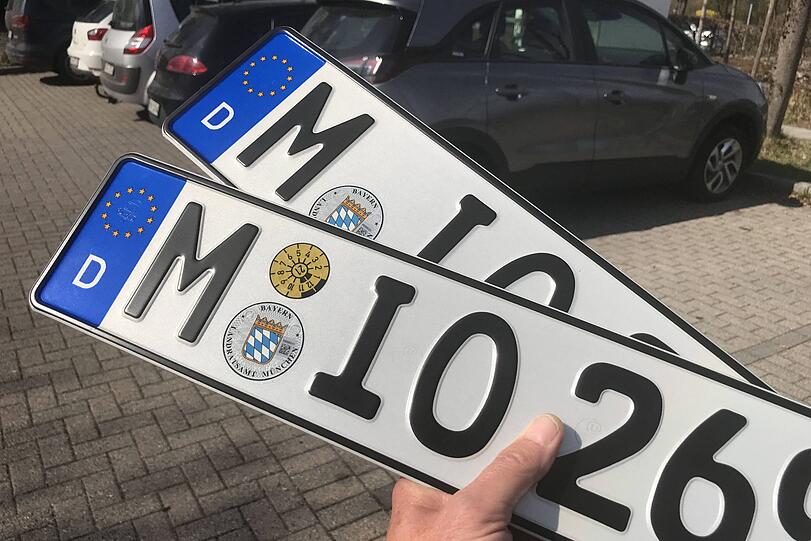 Der Kennzeichendieb bedrohten den 24-Jährigen mit einem Messer (Symbolbild).