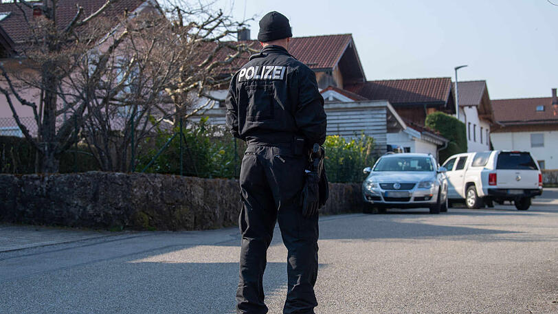 Ein Polizist steht am Tatort in Vogtareuth.