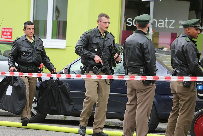 SEK-Einsatz! Polizei findet nach Waffen-Kontrolle Toten in der Holzstraße. Die Bilder vom Einsatz...