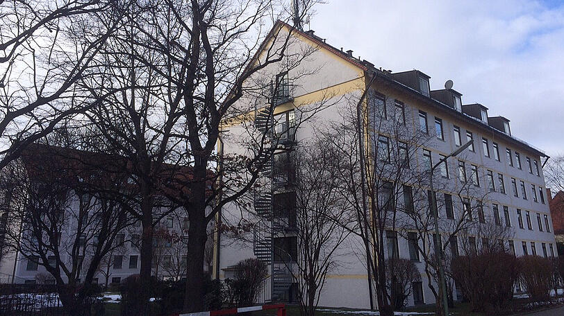 Eine Frau lag zwei Monate tot in ihrer Wohnung. Der Hausmeister bemerkte den Verwesungsgeruch und alarmierte die Feuerwehr.