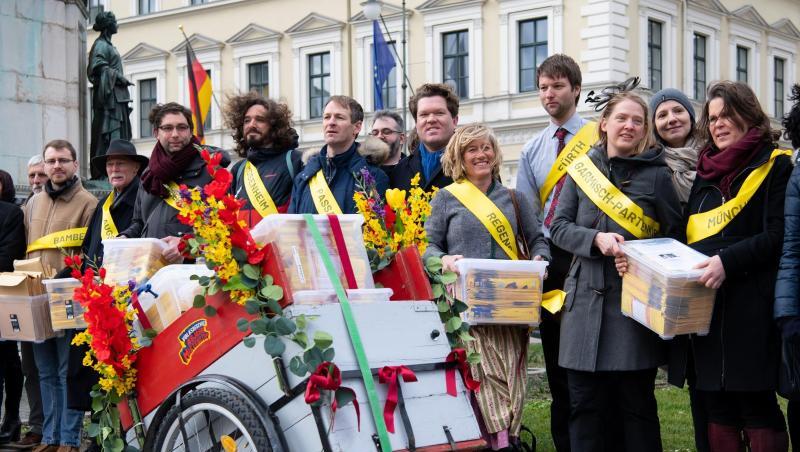 Initiatoren des Volksbegehrens "Mietenstopp" übergeben dabei einen Antrag mit 52000 Unterschriften. Foto: Sven Hoppe/dpa/Archivbild