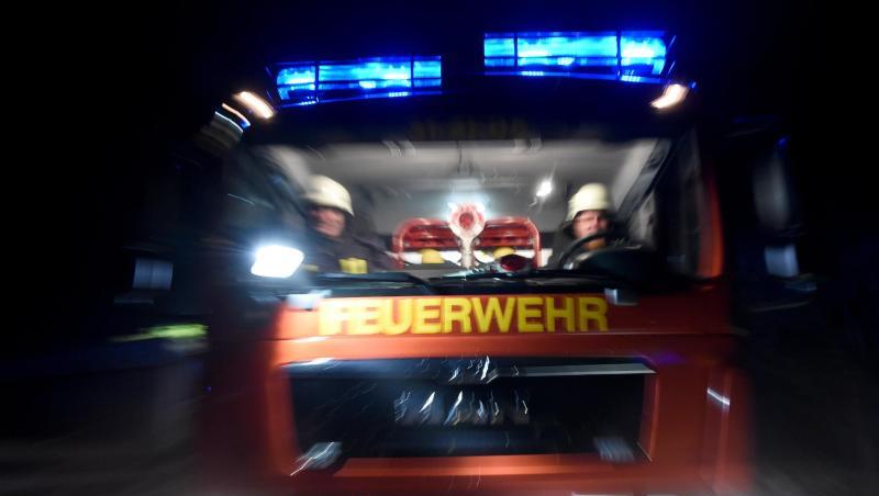 Ein Löschfahrzeug fährt mit Blaulicht über eine Straße. Foto: Carsten Rehder/dpa/Symbolbild