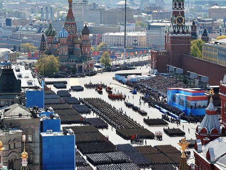 Militärparade in Moskau: Kremlchef Putin droht mit der Entwickjlung neuer Raketen.