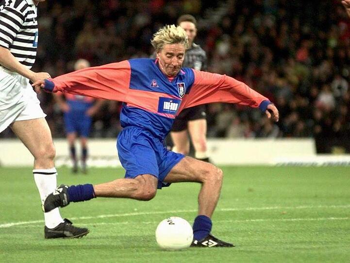 Rod Stewart bei einem Promispiel 1999 anlässlich der Eröffnung des Hampden Park Stadions.