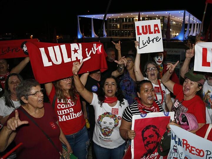 Anhänger des inhaftierten ehemaligen Präsidenten Lula da Silva feiern vor dem brasilianischen Obersten Gerichtshof.